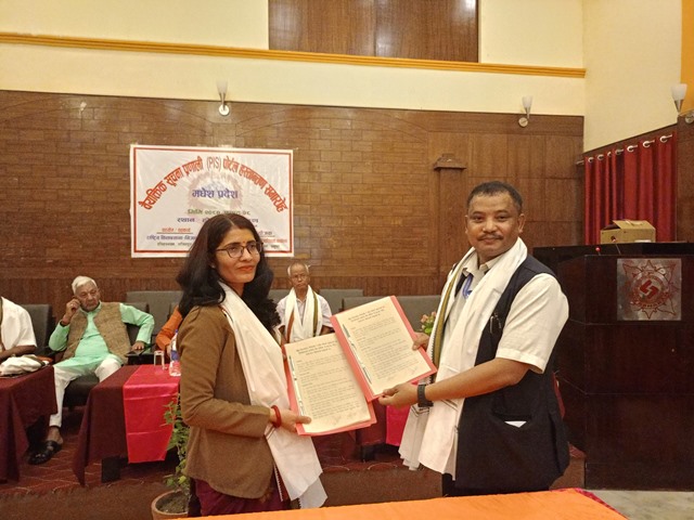 Principal Secretary and Kitabkhana Deputy DG exchanging MOU